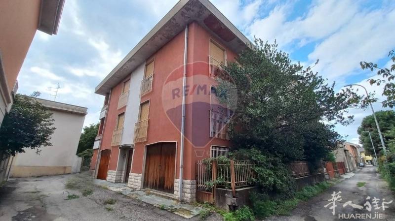 🏡 出售 - 位于Busto Arsizio宽敞明亮的三居室公寓 🏡位于意大利Busto Arsizio市中心优越地段，本套位于二楼的豪华公寓面积达175平方米，空间宽敞、采光充足，理想居住之选。✨ 房屋布局：入口直接通向超大客厅，开放式布局，适合家庭聚会与休闲放松；一间宽敞可居厨房，配有阳台，适合烹饪爱好者；两间大型主卧室，其中一间配有超大阳台，享受户外时光；额外一间房间目前用作书房/办公室，灵活多功能；两个带窗户的浴室，通风良好，采光充足。🚗 附加配套：配有三车位的私人车库（Box Trip