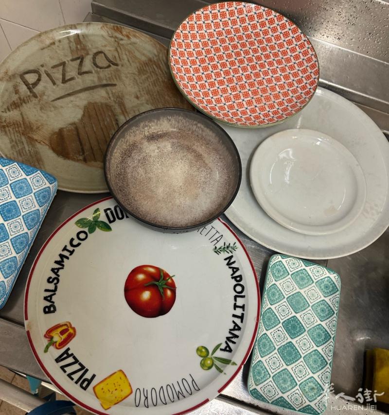 都灵大火车站 出二手纱布椅 陶盘碗 pizza 盘居多 零零碎碎的东西 打包价