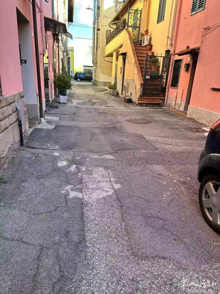 Prato在via filicaia 干洗店附近小型落地房出售： 两个房间 厅连