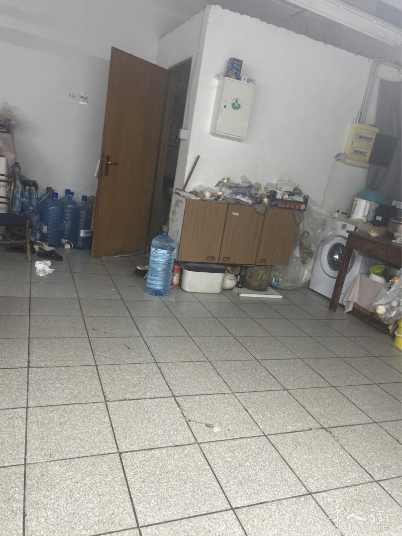 家庭式工厂转让，没有住家，做工和吃住一起。机器8台