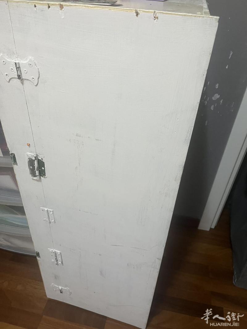 储物柜20欧。白色鞋柜20欧。第三个鞋柜10欧。在