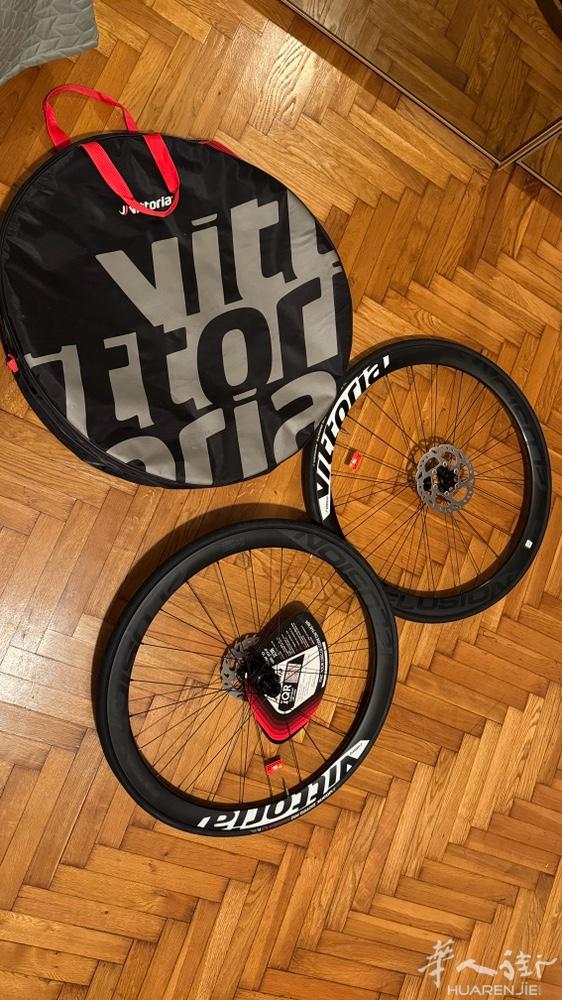 全新vittoria破风碳轮。带出厂全部配件。电话3343963319 l
