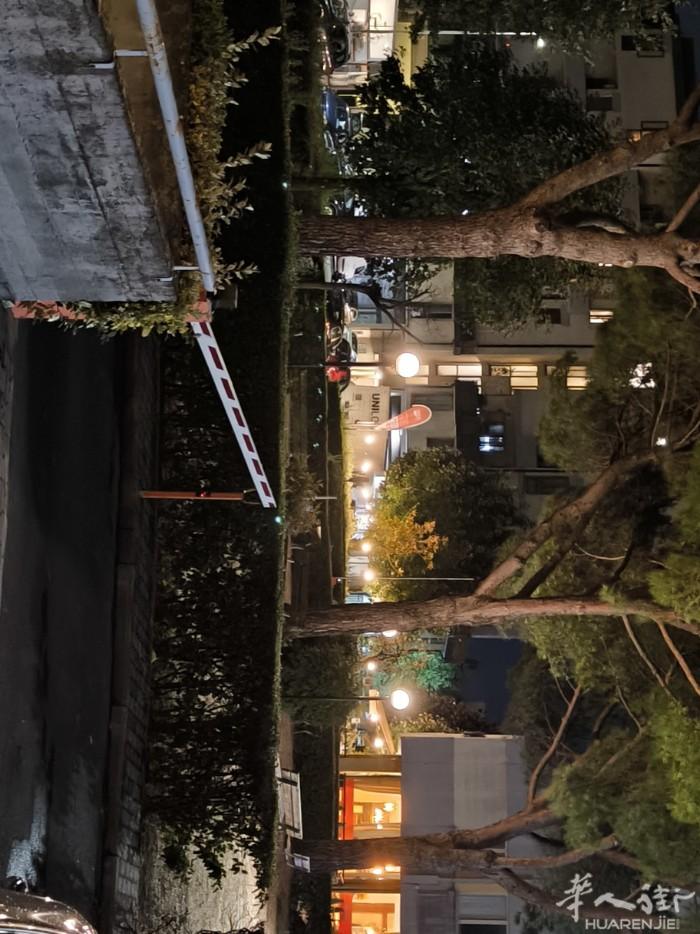 在警察局附近的大Esselunga 附近有一室一厅一卫的公寓转让，3楼有电梯，地