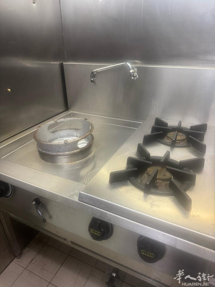 一个大火2个小 1200欧. 百分之九十九新  Fourneau Wok