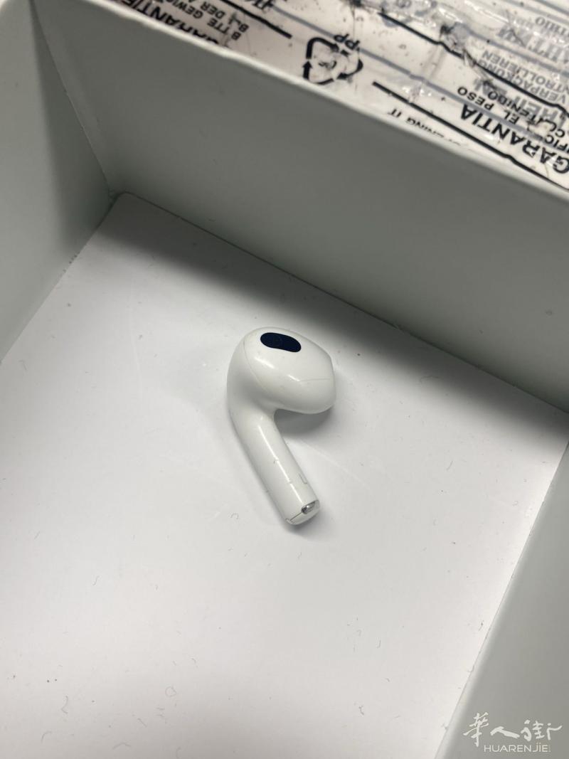 苹果三代原装左耳机一个，有需要的朋友联络