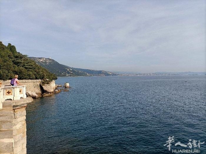 TRIESTE 周边 中日包餐招酒吧 barista,不会可学要求会语言，工资私