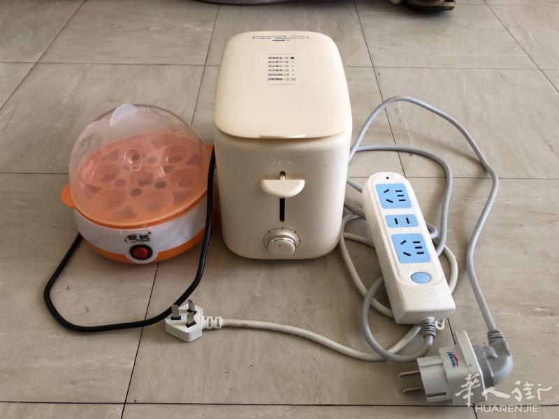 岀二手蒸蛋器和烤面包机加插座一套3件15€有需要请联系93区自取