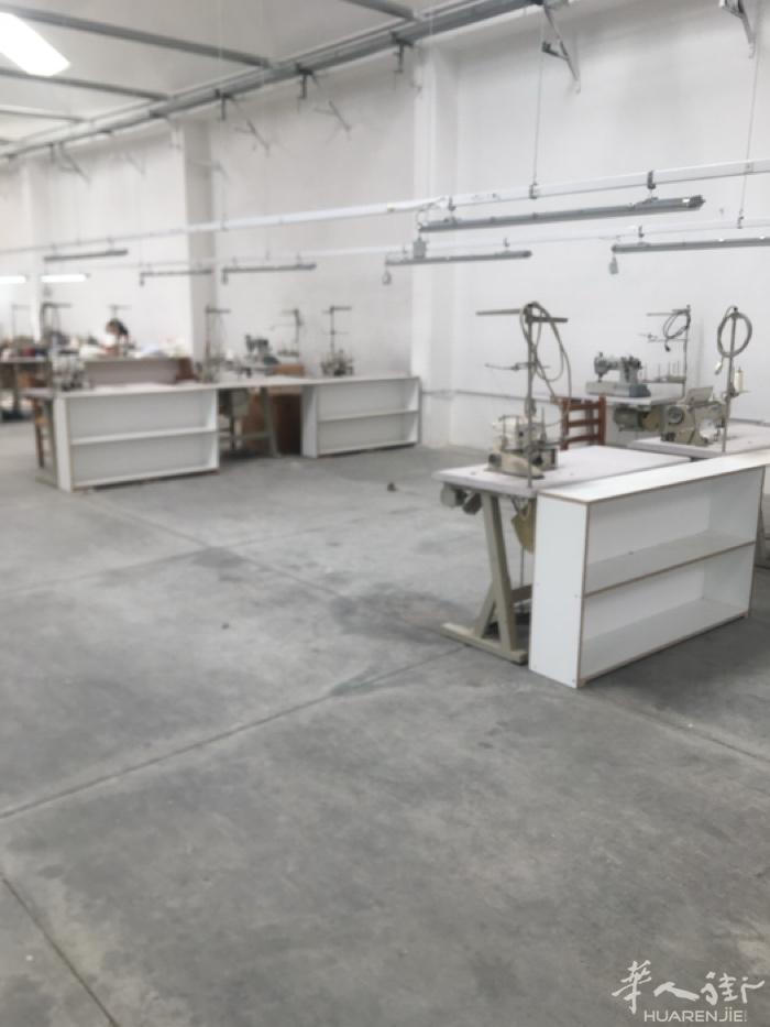 中国街美乐食府这条街下去新公园这里有工厂搭铺，工厂环境好有大院子停车很方便，有需