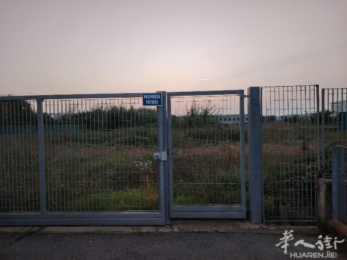 1050 平米土地出售，楼下可以建工厂，楼上可以建住家，距离 Bergamo 市