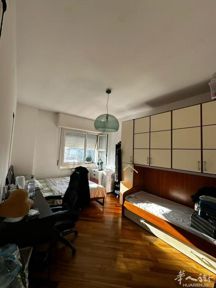 comasina地铁走路5/6分钟，高层电梯房出租。冬暖夏凉，出租两个单间 租爱