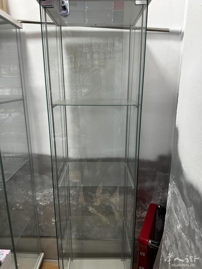 出售玻璃柜  不包括里面的玩具  马德里自取