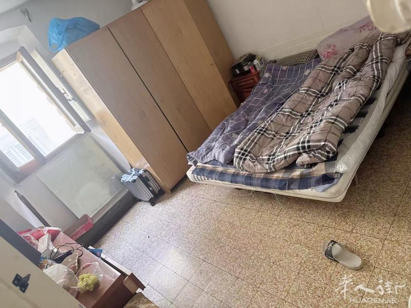 普拉托市中心有正规夫妻间出租，4号以后房租400一个月，可烧，老外二楼没电梯，住
