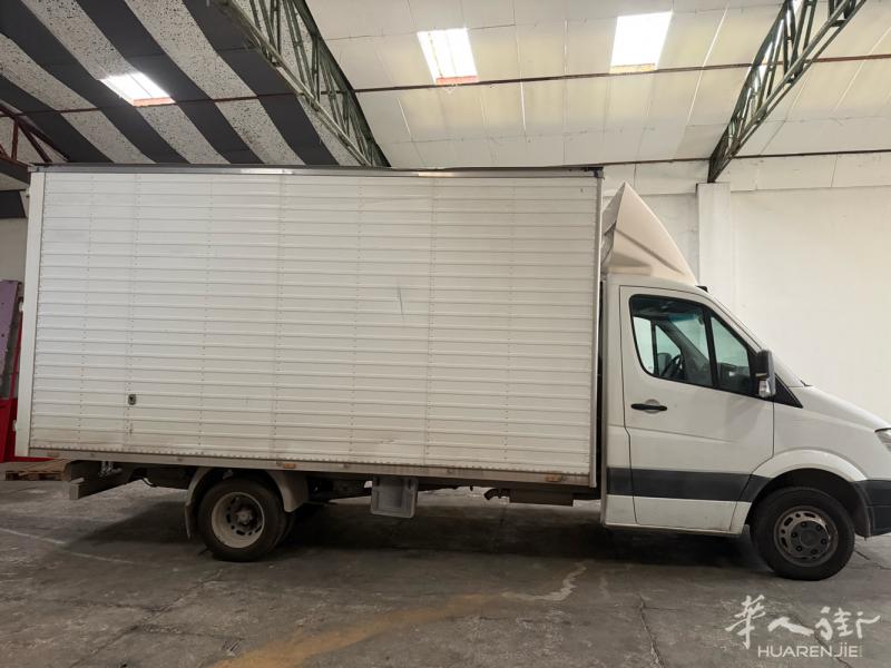 mantova附近出售一辆奔驰货车  30万公里 货车还在使用中  车况良好