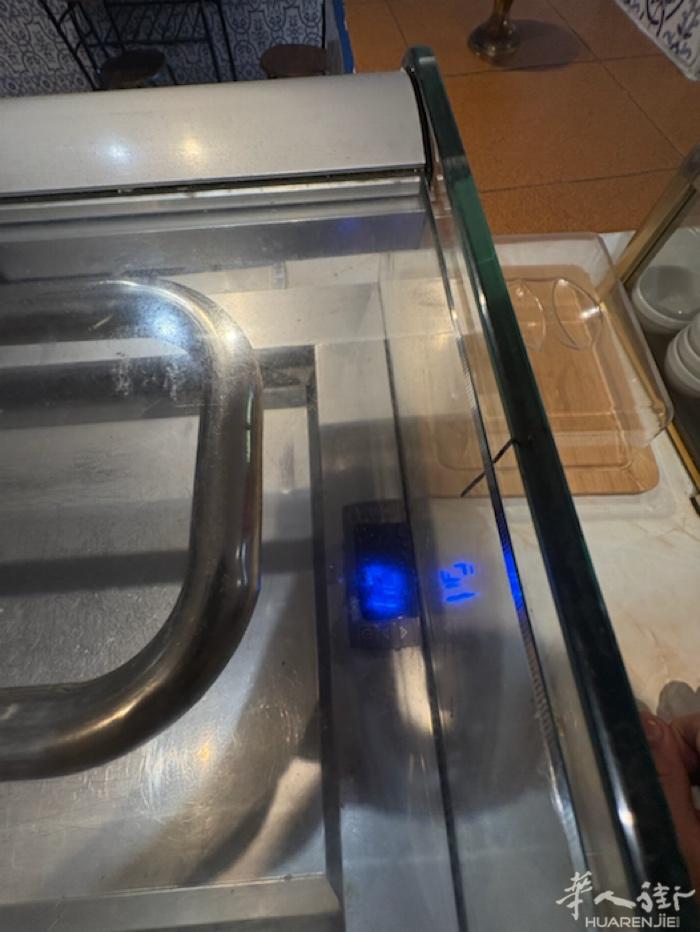 冷藏吧台柜，冷热两式，99新，价格便宜，需要电话联系，+34 604 958 7