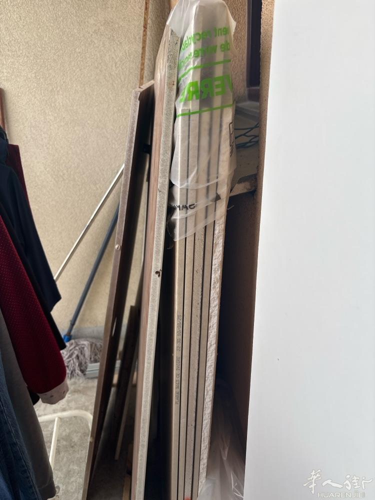 我家里有石膏板！装修剩下的！还有俩个整块的一个半块的！一共20欧！有需要的请联系
