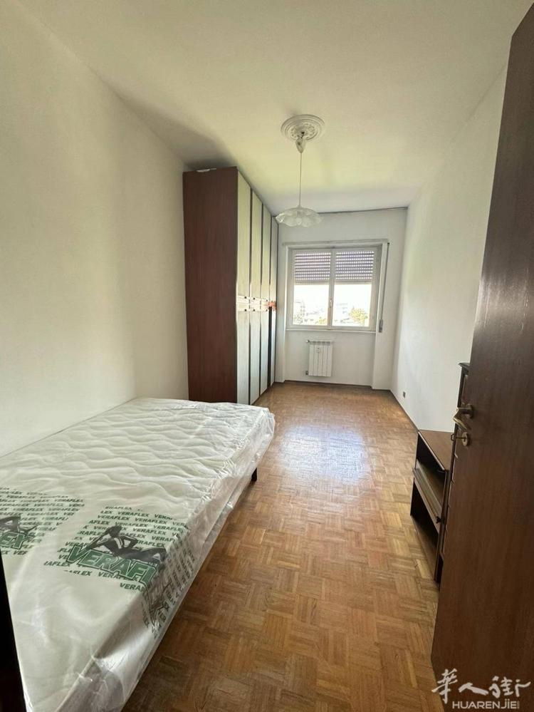 Affori Centro地铁口旁0分钟,Esselunga马路对面，封闭式小区