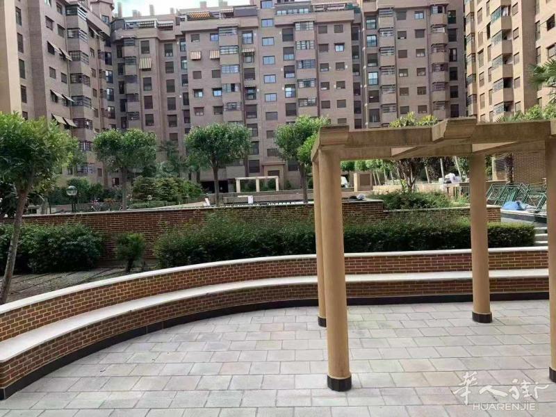 vecalles新区  三房两卫一厅车库出租