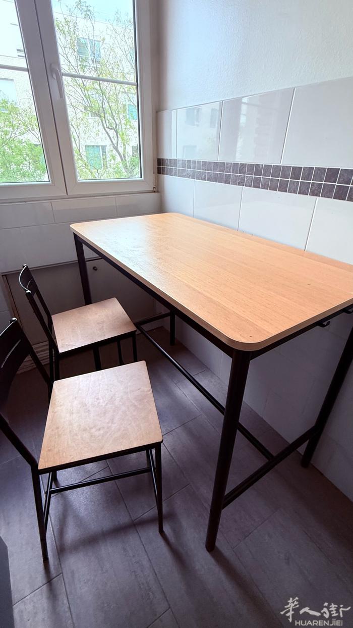 桌子和椅子：H105xL130x70 11 rue Alesia 75014 P