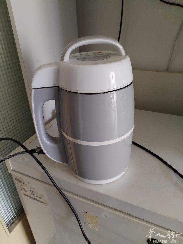 豆浆机只用一次20€，烧烤20€不锈钢玻璃桌120€三层抽屉柜35€，收缩晒衣架