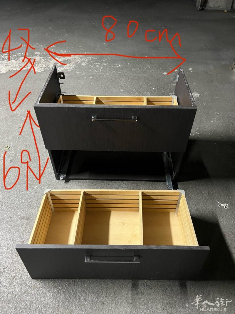 出售两件家具，状况非常好。是IKEA LILLANGEN 旧款，相当于现在的 ANGSJÖN 款式。上方带镜子的柜子镜面有轻微瑕疵，但几乎看不出来。赠送水龙头，洗手盆已经破裂，这也是我出售整套其余部分的原因。自取地点在 Saint-Mandé 地铁站（1号线）附近。如果您没有车，可以分几次来取。