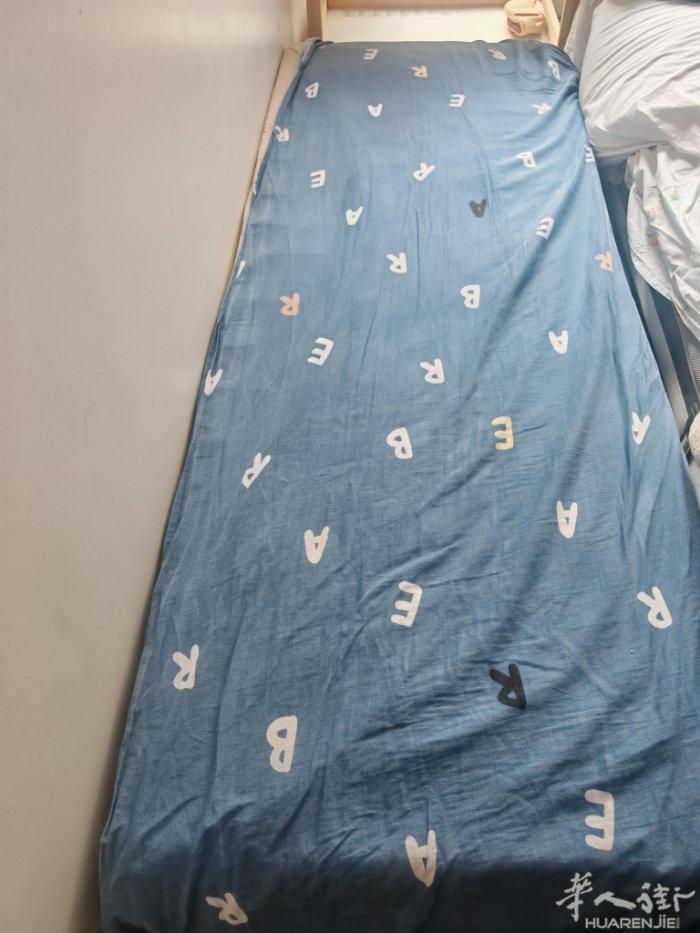 卖一张小床70宽1.9米长，质量很好，床垫很舒服。
