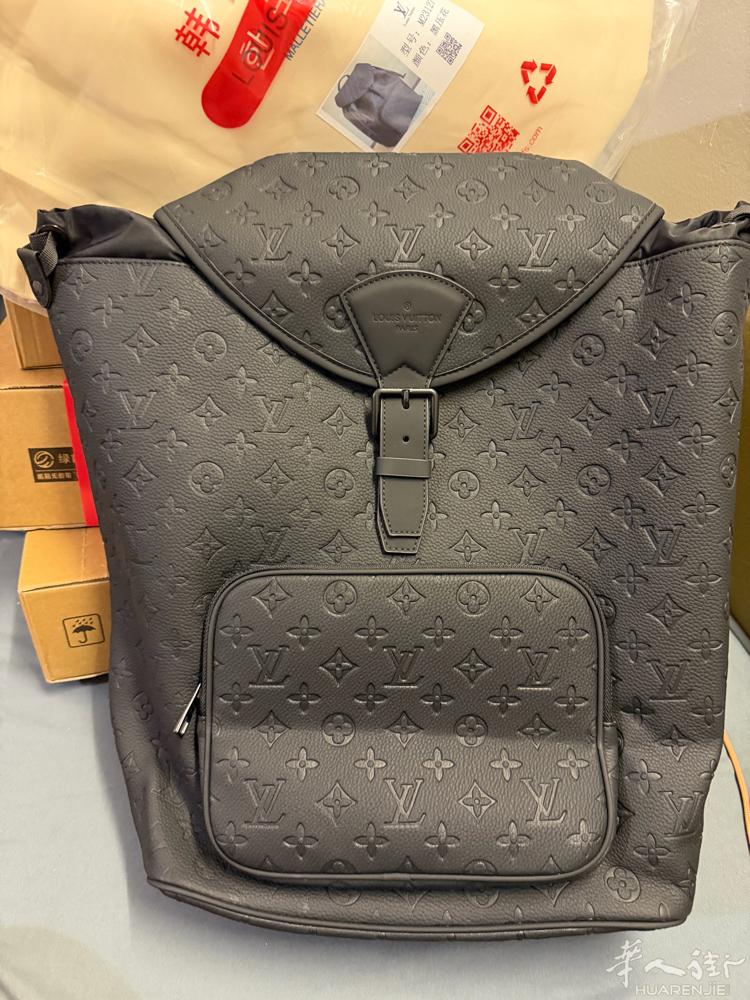 LV 男士双肩大背包 顶级一比一A货 💰260 欧元💶确定要➕微信 3767
