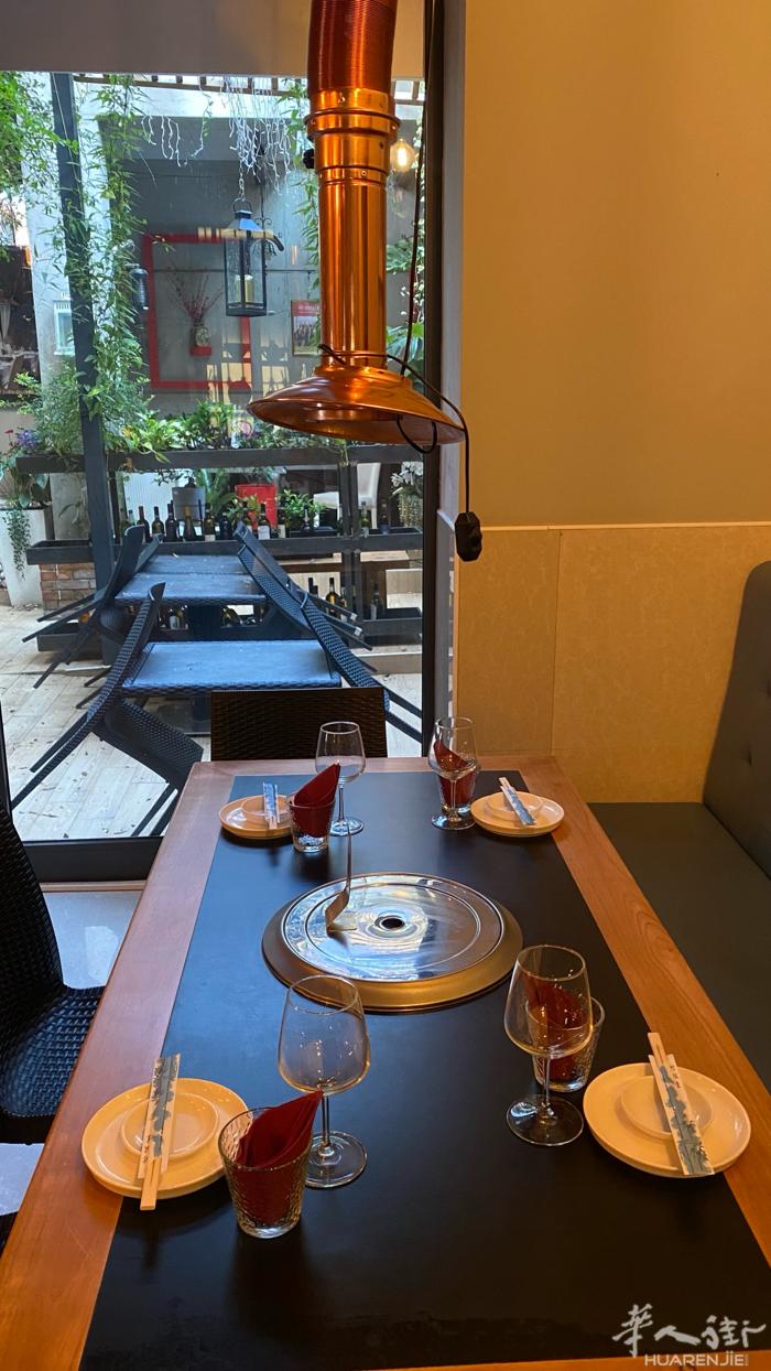 本人有8台几乎全新的韩国🇰🇷烧烤桌子和抽烟机，有需要的联系电话☎️33183