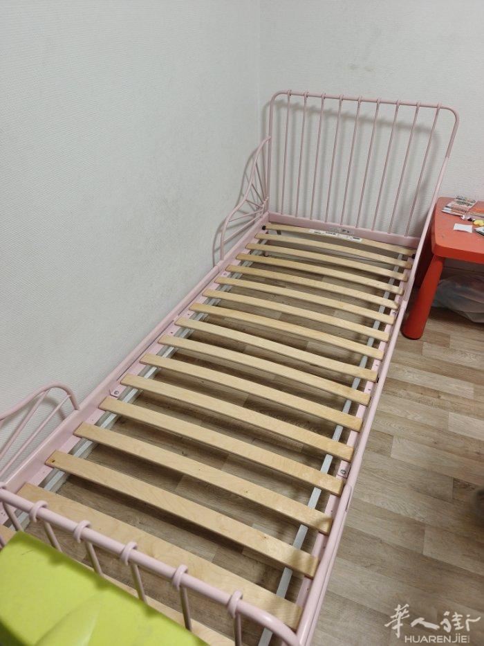 宜家女孩床80-200米可以伸缩，搬家闲置出100e，有意者短信联系，非诚勿扰