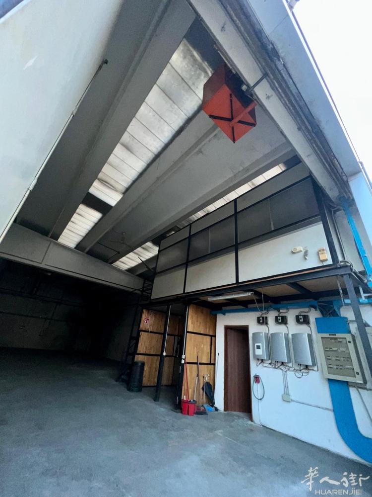 Como 出售厂房  私人电话☎️ +39 348 412 4123  出售位于