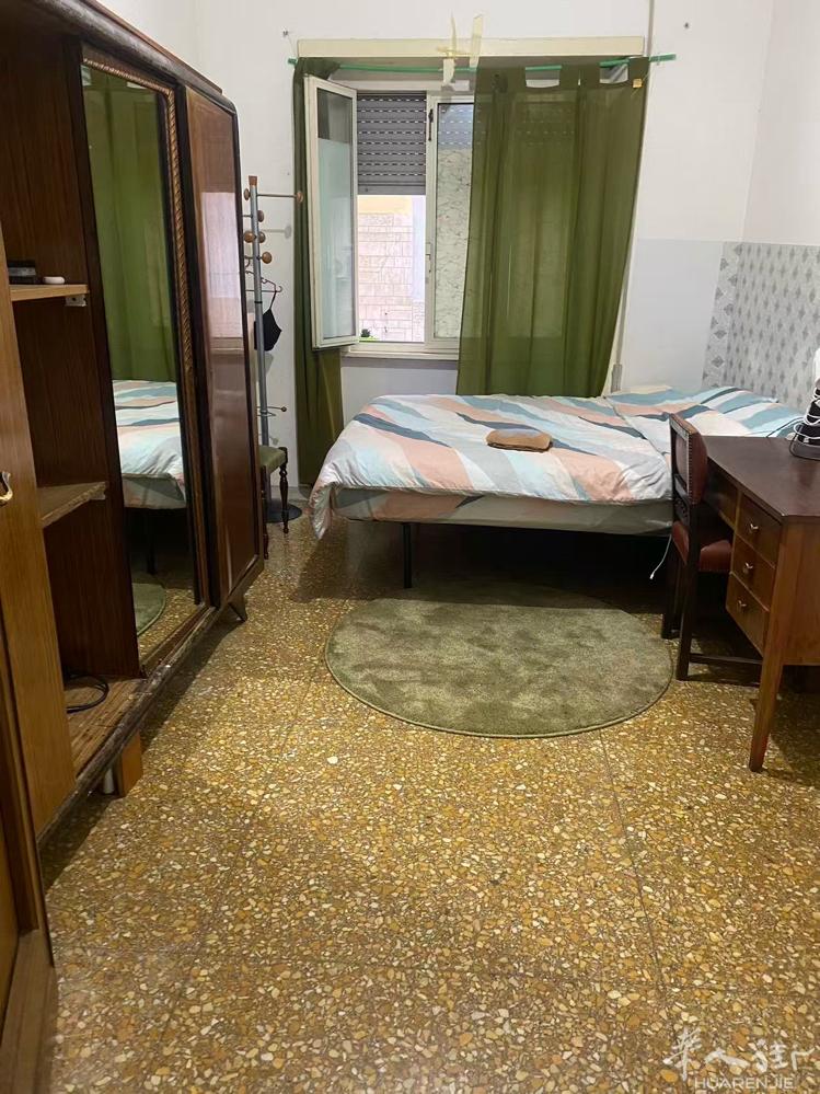 A线地铁罗马Colli albani 有大房间双人床出租，基础设施齐全，有热水，
