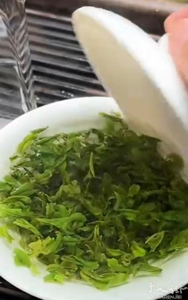 中国北方绿茶，山东绿茶，冰箱保存，清明节采摘的，豌豆香味浓郁。仅四包，每包70克