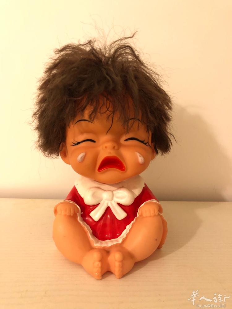 哭鼻子娃娃 poupée pleureuse 15x12x22cm
