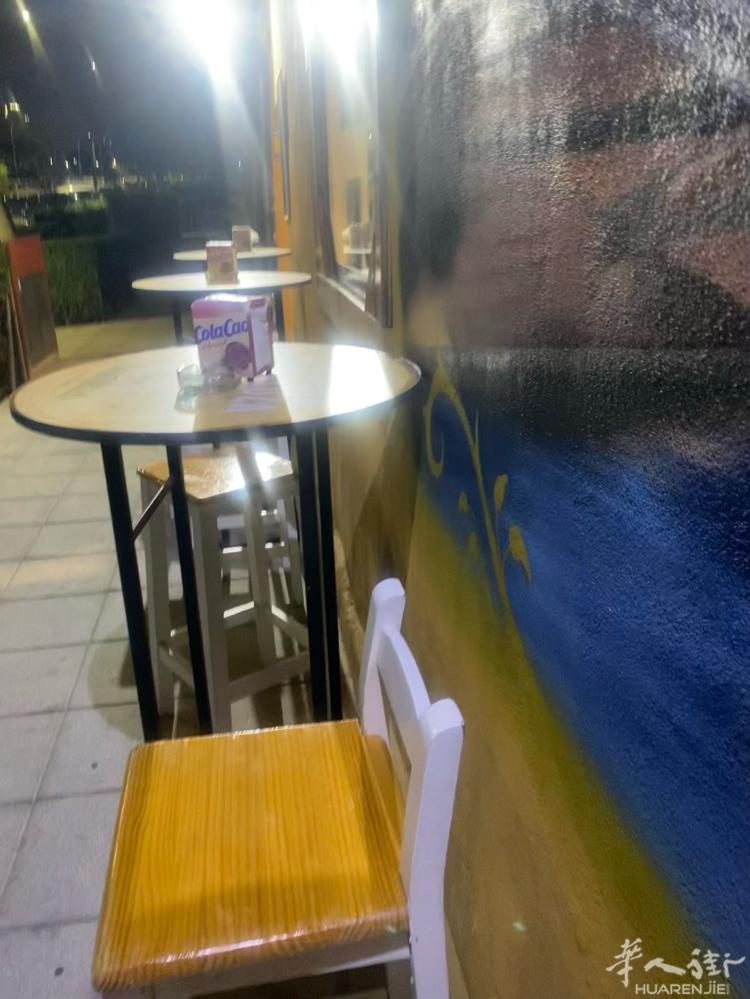 马德里villaverde calle martinez ovil. 有一家酒吧
