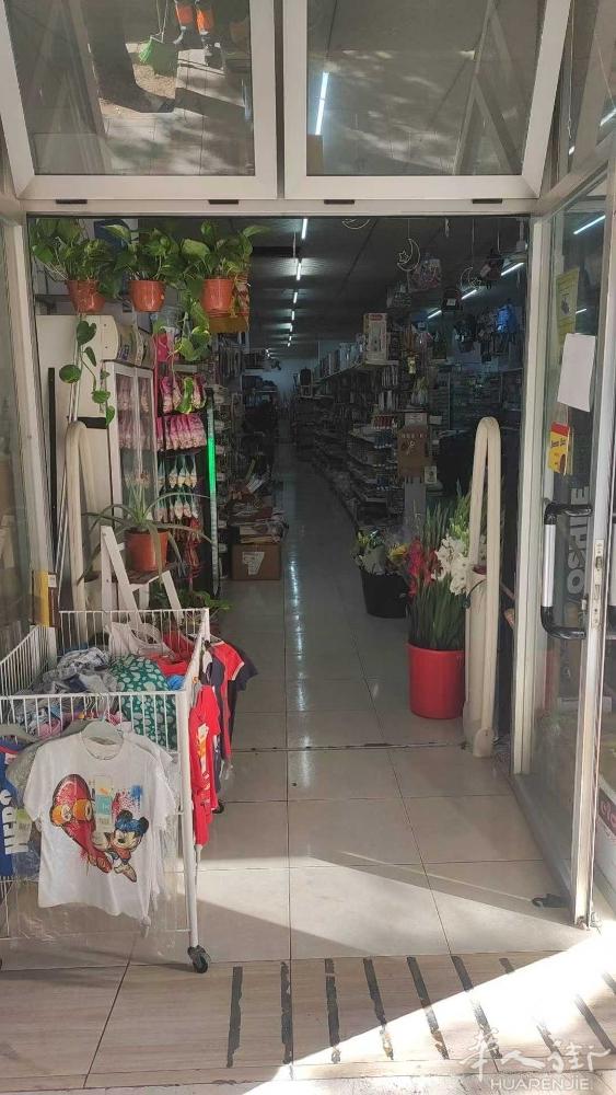Valencia 多年老店， 房租便宜， 生意稳定，交通便利，楼下700平左右，