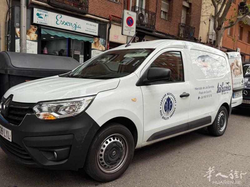 马德里出售一辆2022年的小货车，
后篼带常温的隔