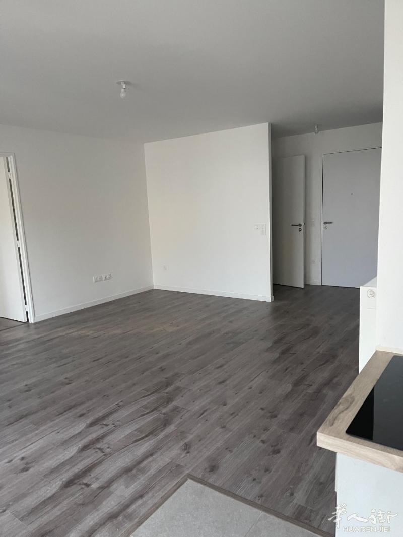 92 Bagneux 新房3楼有电梯中央暖气带车位离 地铁4号线和快线B线各700米左右不带家具 周 边有各种生活设施很方便有意者请电0650162942