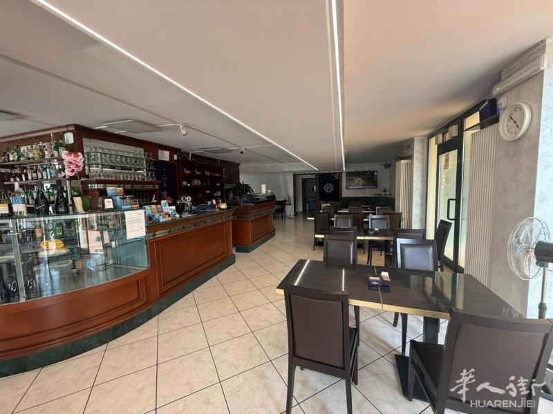 店面的房子卖250平方米，因为房东回中国了，价格优惠16万
