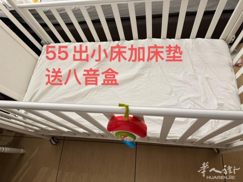 出小床+床垫，小床带轮子可移动，送八音盒 米兰comasina附近自体