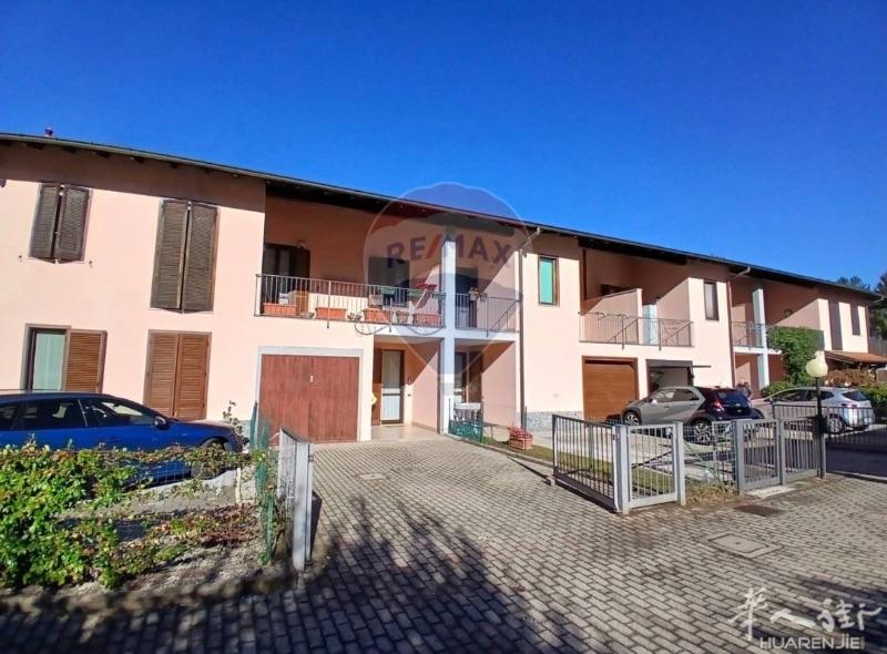 🏡 意大利Vergiate联排别墅出售 — 售价€160,000位于意大利Vergiate宁静住宅区，现有一套100平方米的联排别墅出售，环境优雅，生活便利，非常适合家庭居住或度假使用。房屋布局合理，空间宽敞，采光充足，具体包括：宽敞明亮的客厅，舒适大气；独立可用餐厨房，功能齐全；两间卧室，均可通往宽大的阳台；带浴缸的卫浴间，舒适放松；一间书房/工作室，可直接通往宽敞的露台，非常适合居家办公或休闲。此外，别墅还配有私人花园，可用于休憩、烧烤或家庭聚会；并附带独立车库（box auto），方便停车