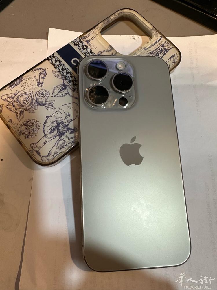 出一个苹果15pro 128g国行双卡，原色外观9.9成新，电池🔋79，屏幕轻