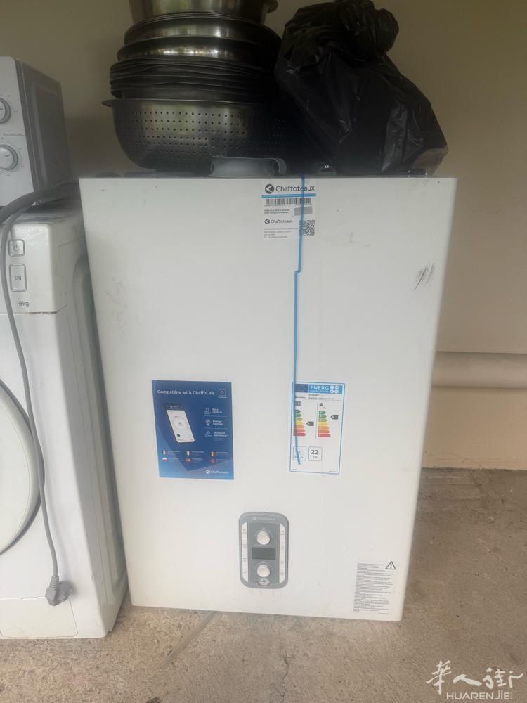 代友发出售九成新的chaffoteaux 热水器1000欧，九成新的Unox烤炉