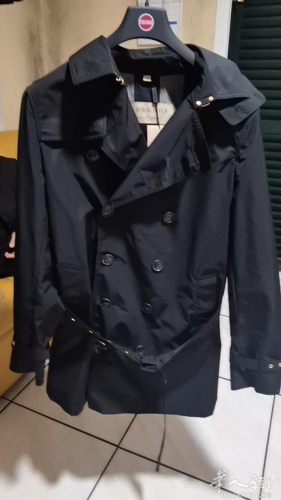 全新巴宝莉男士专柜正品风衣；衣服太多便宜转让300欧看图片；商标价格表都还在；微