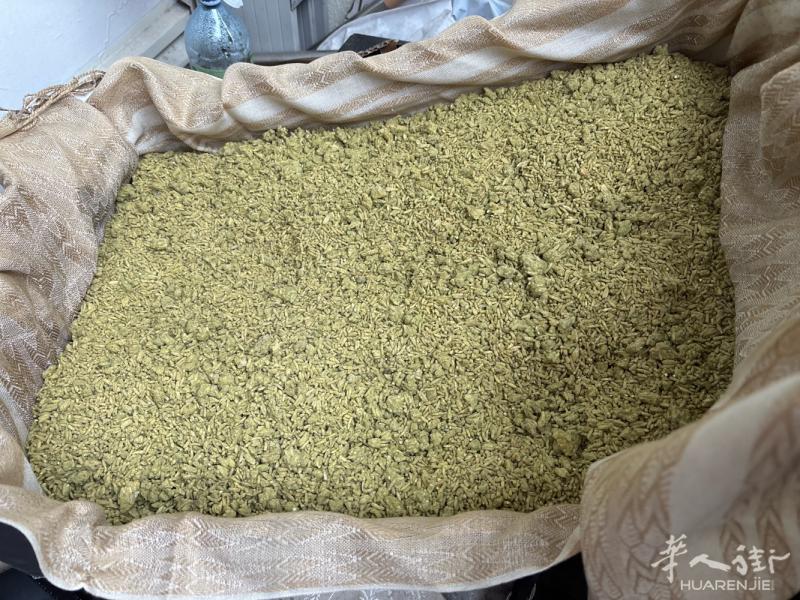各位。朋友大家好  现在有黄衣出售。想做洒的朋友联系。电话谢谢！