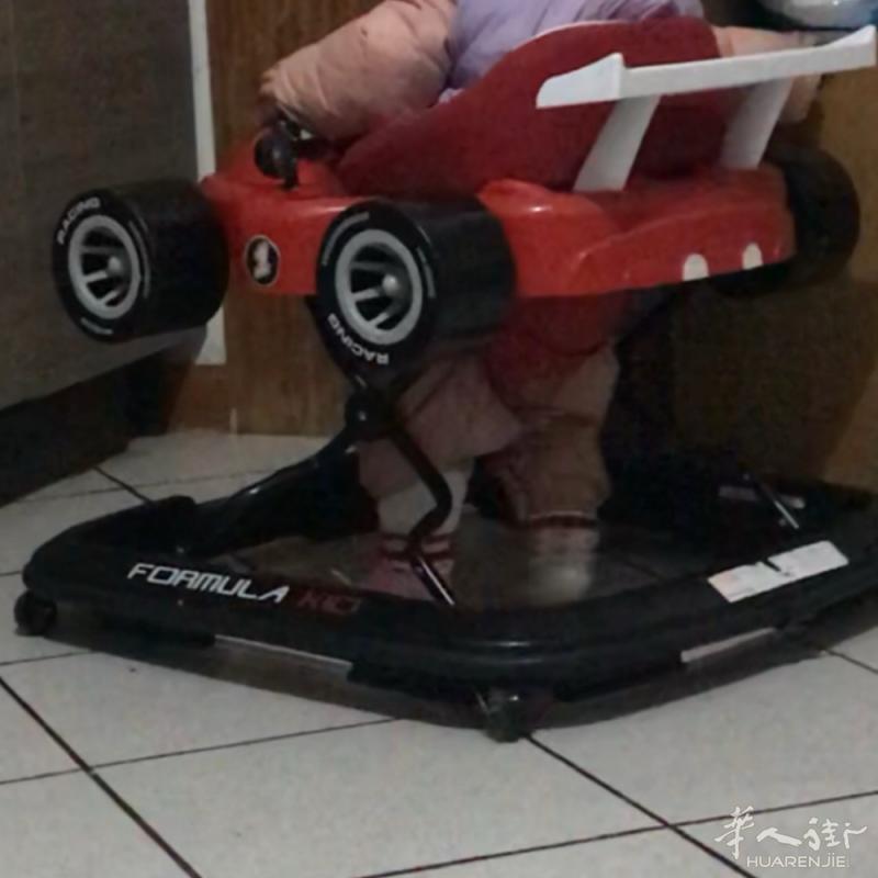 九成新儿童学步车。10欧带走。太占位置了  自取