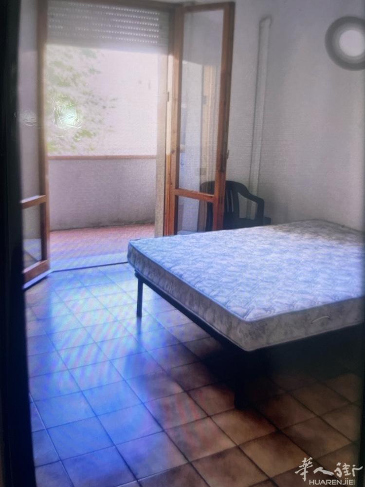via roma小coop附近有大房间搭铺，带大阳台，房子干净整洁，房东会做卫生