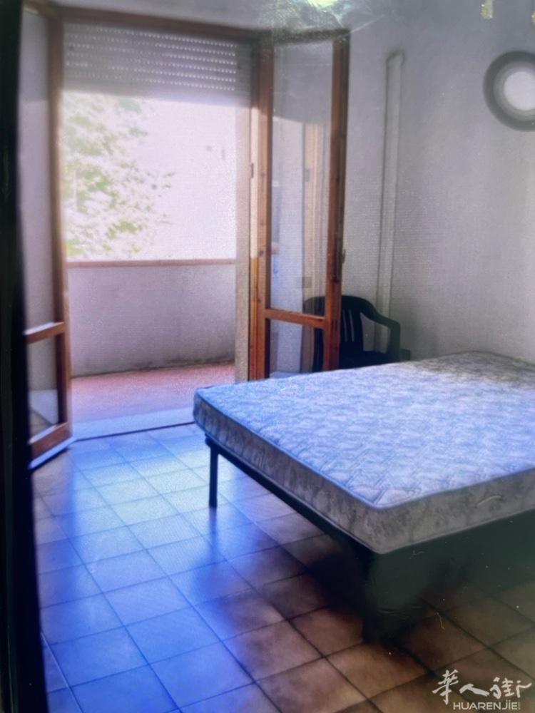 普拉托via roma 小coop附近有大房间搭铺，带大阳台，房子干净整洁，可以