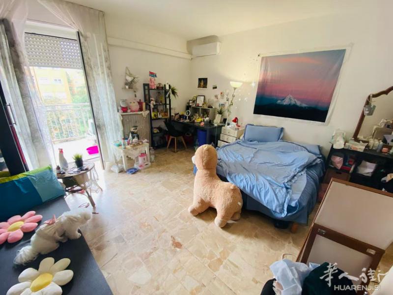 紫线Bignami地铁口四室两卫出租1个带阳台超大单间： 楼下有停车场 楼层：5