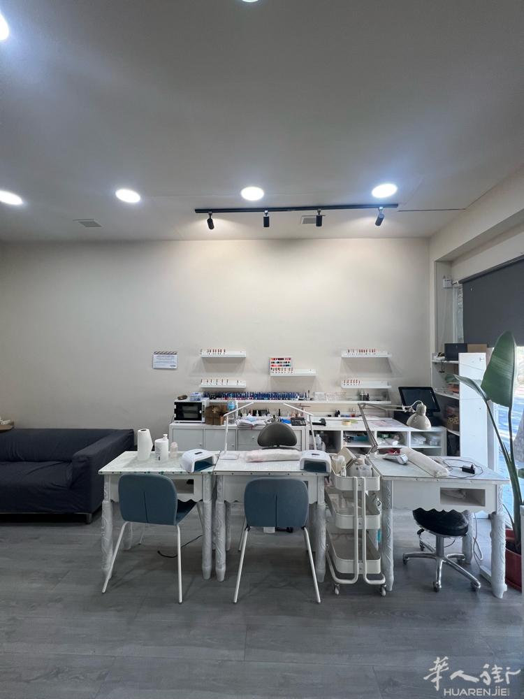 转让经营中美甲店（Zaragoza）  因个人原因转让营业中美甲店。  店面位置