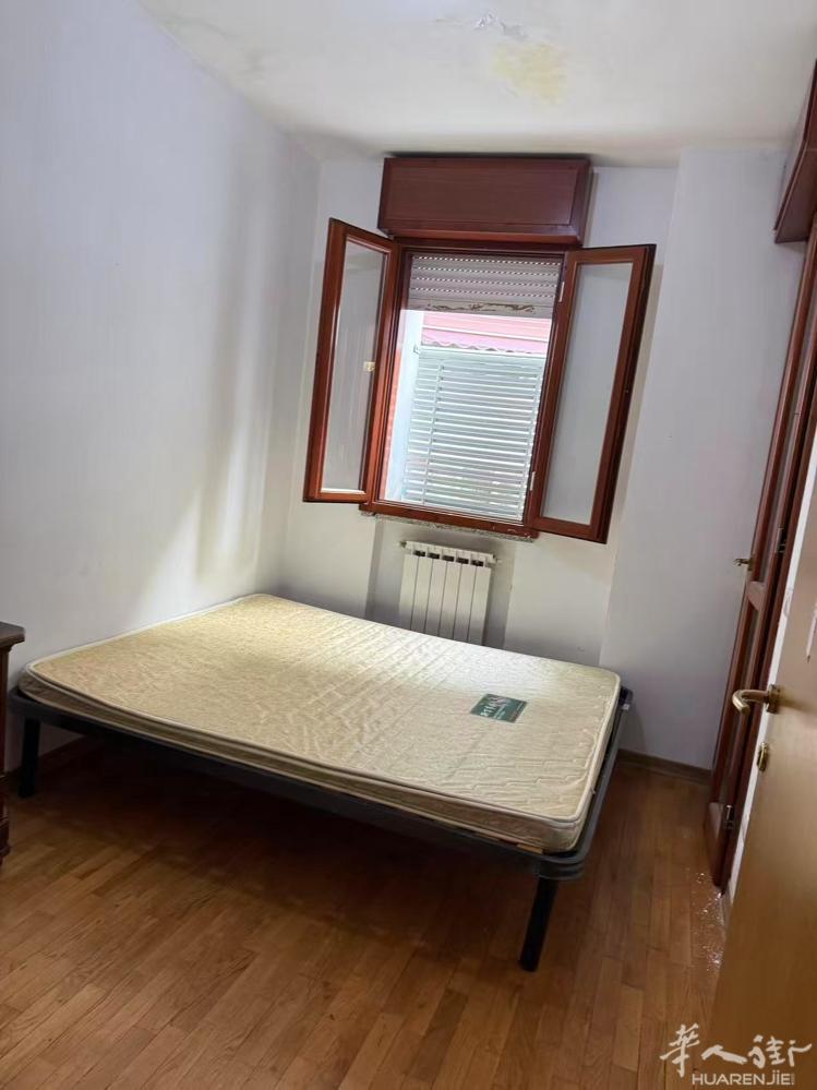 via venezia附近住家出租，（靠近新esselunga 一房一厅连厨房，