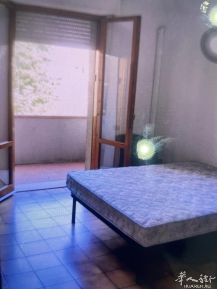 普拉托via roma 319号附近有大房间搭铺，带大阳台，房子干净，可以烧饭，